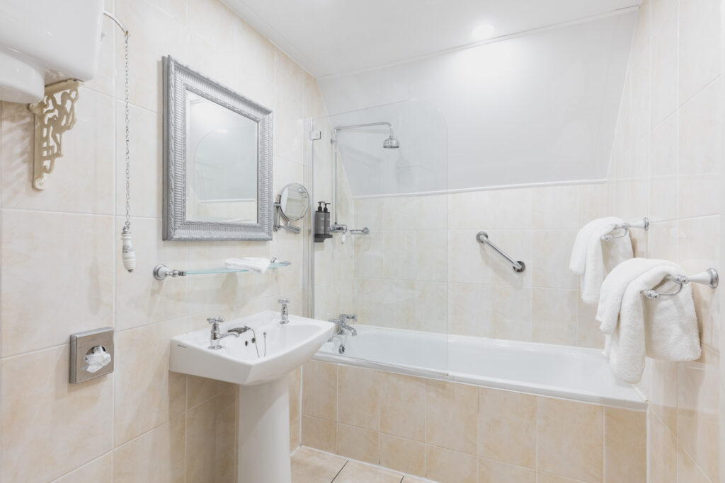 BedroomCourtyardDouble_Bathroom