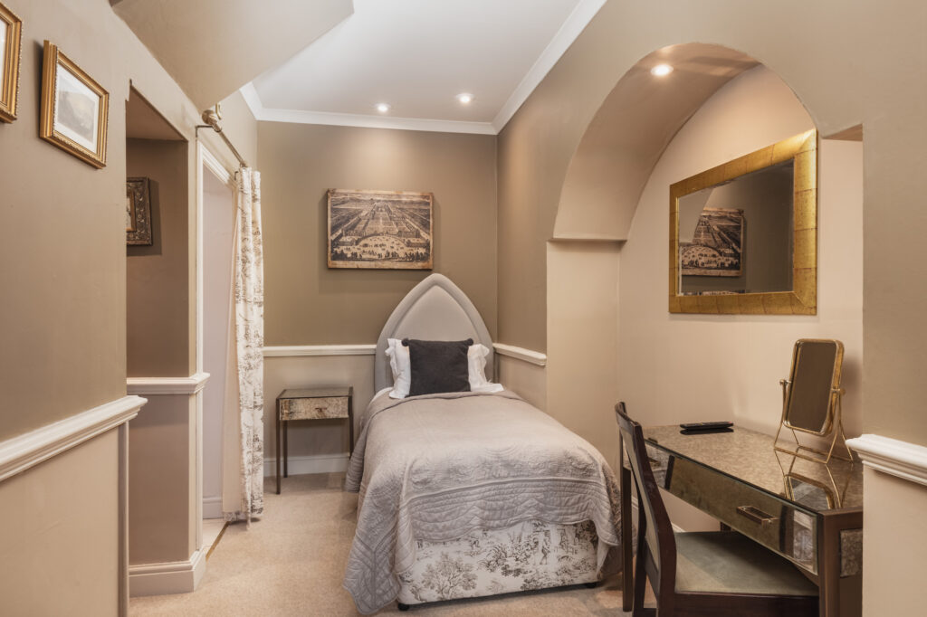 BedroomCourtyardSingle_1